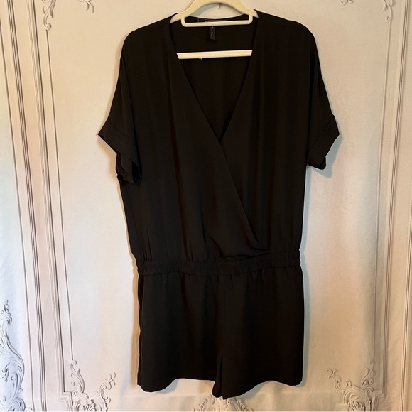 NWOT BCBG‎ shorts romper black size Medium - Picture 1 of 8